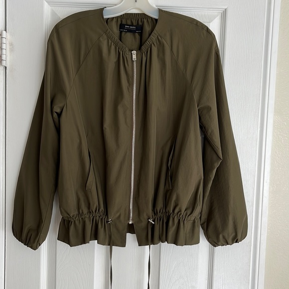 Zara light weight jacket. Olive green. Size medium.  Excellent condition - Picture 1 of 4